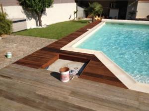 Entretien terrasse en bois - Application d'un saturateur - Avant/aprs