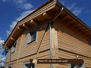 Protection bardages Textrol UV+ sur pin massif et red cedar